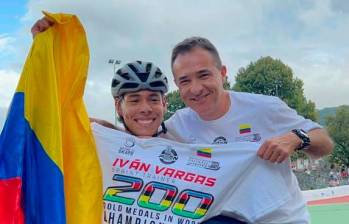 El técnico Iván Alejandro Vargas, junto al patinador Nicolás Barrios y la camiseta conmemorativa de las 200 medallas de oro. FOTO cortesía 