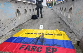 Bandera alusiva a las disidencias de las Farc apareció en Suramericana, Laureles. FOTO: Cortesía