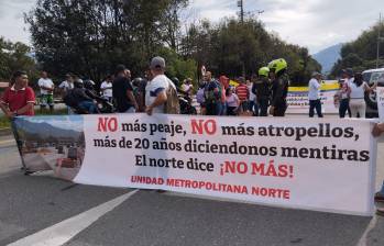 Manifestantes bloquean troncal al norte de Antioquia a la altura de Barbosa. FOTO: Cortesía Guillermo Naranjo