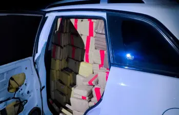 Los bloques de marihuana ocupaban toda la cabina de la camioneta. FOTO: CORTESÍA DE POLICÍA.