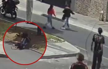 Según versiones, el adolescente habría atacado a dos hombres que intentaron intervenir en la pelea. FOTO: Tomado de X: @PasaenBogota