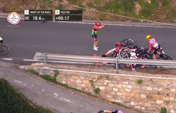 Momentos de tensión se vivieron en el descenso de la Cipressa tras la aparatosa caída de la italiana Debora Silvestri, quien debió ser evacuada de urgencia. FOTO CAPTURA VIDEO