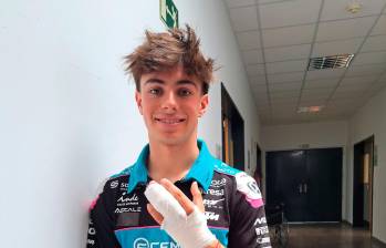 David Alonso luego de la atención médica tras el accidente en el Gran Premio de Aragón. FOTO: Tomada de X @AsparTeam