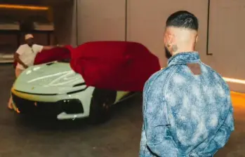 Maluma mostró en Medellín su Ferrari Purosangue verde menta, único en el mundo por su personalización. FOTO Instagram @maluma