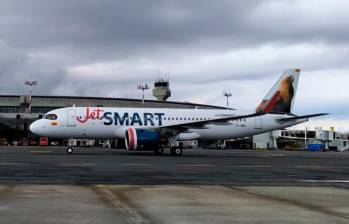 JetSmart y su avión de bandera colombiana, en pruebas en el aeropuerto José María Córdova, que sirve a Medellín. FOTO Ever Vanegas/X: @AeropuertoMDE 