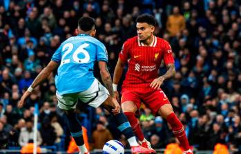 Luis Díaz ajusta 25 tantos con el Liverpool en la Liga Premier, y podría convertirse en el tercer colombiano con más tantos en esa competencia, lugar que ocupa Hugo Rodallega con 29 goles. FOTO TOMADA X @LFC