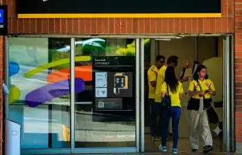 Las 562 sucursales de Bancolombia atenderán en jornada continua hasta las 2:30 p. m. por el partido de la Selección Colombia. FOTO EL COLOMBIANO Y RETOCADA CON IA.