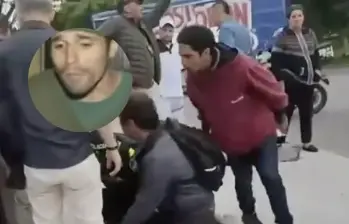 Cuando al joven sicario de 15 años lo capturan después de perseguirlo por varias cuadras y está herido de bala en una pierna, hay un hombre que lo golpea insistentemente en su cabeza. Foto: captura de video y City TV