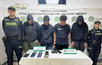 Cuatro personas capturadas por robar celulares en el barrio Laureles de Medellín. FOTO: POLICÍA MEVAL