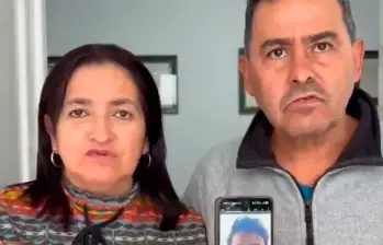 Estos son los padres del joven periodista que fue asesinado en mayo de 2026. FOTO: Captura de pantalla 