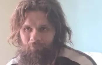 El hombre fue llevado a un hospital donde recibió atención básica, incluyendo comida y aseo. FOTO: Programa Chi l’ha visto?