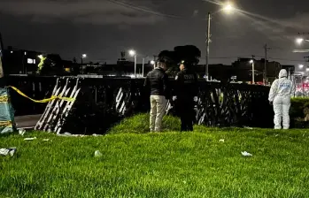 La explosión ocurrió en el puente que conecta los barrios El Tintal y Patio Bonito, en el suroccidente de Bogotá. Las autoridades investigan si las víctimas manipulaban una granada de fragmentación. FOTO: REDES SOCIALES.