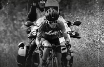 Juan David Cárdenas Suesca, joven promesa del ciclismo colombiano, durante una de sus competencias. Su talento lo llevó a competir en Portugal antes de su trágico fallecimiento en Boyacá. FOTO: Secretaría de Movilidad de Tunja