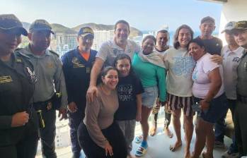 Emoción y alivio: Mía Londoño y su tío, Carlos Augusto Rojas, se reencuentran con su familia en la playa de El Rodadero tras ser rescatados con vida luego de 15 horas a la deriva. FOTO: Alcaldía de Santa Marta