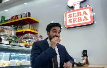El alcalde de Nueva York, Zohran Mamdani, visitó la panadería colombiana Seba Seba, en Queens, donde probó pandebono y agua de panela. FOTO: Tomada de redes sociales.
