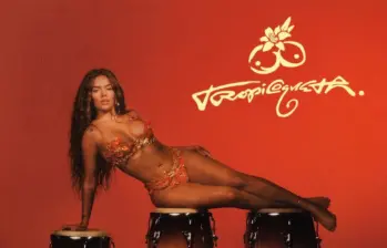 Karol G posa sobre tres congas en tonos naranjas para la portada oficial de Tropicoqueta, un álbum que define como “memoria, fiesta e identidad”. FOTO instagram @karolg