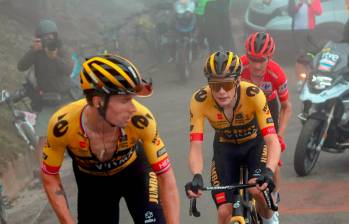 Roglic y Vingegaard arroparon este jueves a Kuss para que este defendiera el liderato de la Vuelta. FOTO @VUELTA A ESPAÑA