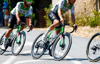 Fernando Gaviria (atrás) buscará tener desquite más adelante en el Tour-2026. FOTO: X-CAJA RURAL