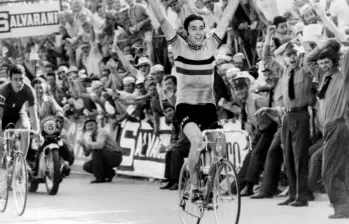 Esta es una de las imágenes que tiene la Unión Ciclistica Internacional, UCI, sobre las hazañas de Eddy Merckx, campeón en cinco ocasiones del Tour de Francia y el Giro de Italia. FOTO TOMADA X @UCI_cycling