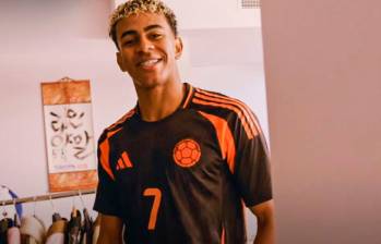Lamine Yamal con la camiseta de Colombia que intercambió con Luis Díaz. FOTO: Captura de video