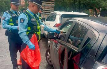 Los agentes de la Secretaría de Movilidad de Medellín están realizando, tanto de día como de noche, operativos de embriaguez en los corredores estratégicos de la ciudad. FOTO: Cortesía