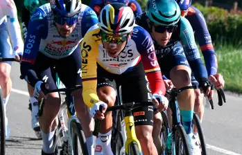 Egan tuvo que hacer un doble esfuerzo para recuperar terreno perdido y cruzar este martes con el mismo tiempo que el pelotón principal en la cuarta etapa del Giro de Italia. FOTO X-Netcompany-INEOS