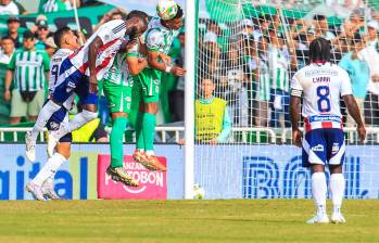 Tesillo, quien despeja el balón en la imagen, se le viene viendo oportuno en varias jugadas de ataque de los equipos rivales que enfrenta. Con su liderazgo y experiencia, viene siendo pilar para sus demás compañeros. Fotos: Andrés Camilo Suárez Echeverry, Manuel Saldarriaga, Colprensa, Getty
