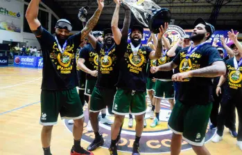 Los jugadores celebraron la obtención del bicampeonato, tras derrotar en la final a Cimarrones del Chocó. FOTO CORTESÍA PAISAS
