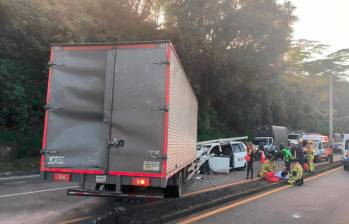 Este accidente provocó que la autopista Medellín-Bogotá se cerrara, generando un colapso vial en este corredor. FOTO: CORTESÍA