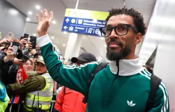 Con una cálida bienvenida de los hinchas, Vozinha aterrizó en Santiago para cerrar su incorporación al Colo Colo, líder del fútbol chileno. FOTO: X-COLO COLO