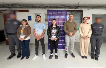 Cinco de los siete detenidos por la Fiscalía por presuntas estafas en un concesionario den Bogotá. FOTO: CORTESÍA FISCALÍA