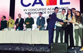 En la foto, los ganadores del concurso Cane 2025, Samuel Acosta, Jerónimo Salazar, Sara Echeverri, Sandra Gómez y Zapata. FOTO Eafit