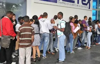 Para muchos beneficiarios, la noticia implica replantear la forma en que financian sus estudios. Las cuotas, que habían sido calculadas con la tasa subsidiada, ahora deberán ajustarse al porcentaje pactado en el contrato inicial. FOTO: Colprensa.