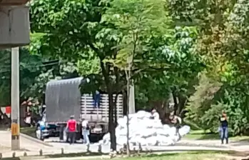 Los costales con desechos industriales fueron dejados en cercanías de la estación de Industriales. FOTO: EMVARIAS