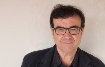 Javier Cercas, escritor español, en El loco de Dios en el fin del mundo no explora tanto la figura del papa Francisco, sino el peso simbólico del catolicismo en un mundo más despreocupado por la religión. 