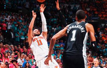 Jalen Brunson (11), figura de los New York Knicks en el primer duelo de las Finales de la NBA. Logrí 30 puntos ante los San Antonio Spurs, de Victor Wembanyama. FOTO X-NBA