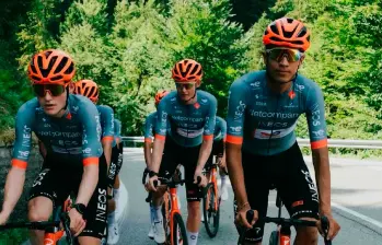 Juan Diego Quintero (derecha), quien fue campeón de la Vuelta del Porvenir en 2023, ya viste los colores del Ineos y afrontará en Francia uno de los grandes retos de su joven carrera. FOTO INSTRAGRAM QUINTERO