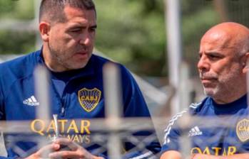 Chicho Serna, quien comparte en la imagen con Riquelme, formó parte del consejo de fútbol de Boca Juniors desde el 13 de mayo de 2022. FOTO 