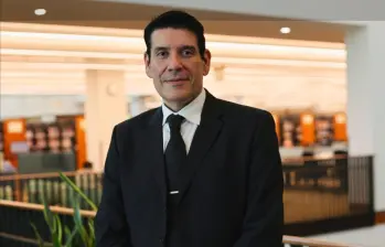 Mauricio Gaona es un abogado colombiano que vive en Estados Unidos desde hace más de veinte año, hijo de magistrado Manuel Gaona, quien fue asesinado por el M-19 en la toma al Palacio de Justicia. 