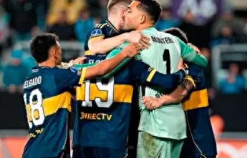 Álvaro Montero y el respaldo de sus compañeros en Boca. FOTO: X-BOCA