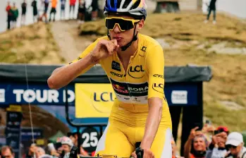 Lorenzo Mark Finn celebra su victoria en Ceresole Reale-Lago Serrù, donde conquistó el título del Tour de l’Avenir y confirmó su gran temporada. FOTO: @RBH_ProCycling
