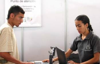 La versión electrónica de la licencia de conducción busca facilitar la identificación de los conductores y reducir trámites presenciales dentro del proceso de digitalización de servicios del Estado. FOTO: Pérez Munévar, Jaime / Sergio López. ARCHIVO EL COLOMBIANO. 