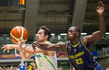 El antioqueño Juan Diego Tello (azul) es uno de los hombres más experimentados que tiene la Selección Colombia para los duelos ante Venezuela. FOTO JULIO HERRERA 