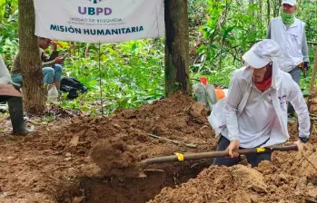 Los restos hallados en una zona de complejo acceso fueron entregados a Medicina Legal que determinará si se trata del campesino asesinado en 1999. FOTO: CORTESÍA