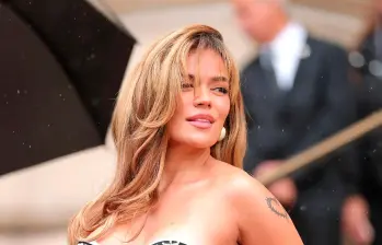 Así fue la deslumbrante aparición de Karol G en el desfile de Schiaparelli. FOTO Getty
