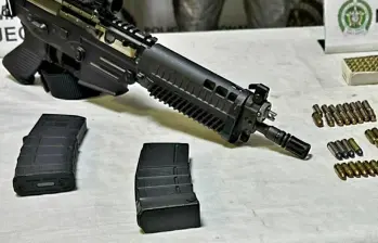 Esta subametralladora Sig Sauer P556 fue encontrada luego de la captura de tres personas por el asesinato de dos personas en el barrio La Paralela, de Medellín. FOTO: CORTESÍA