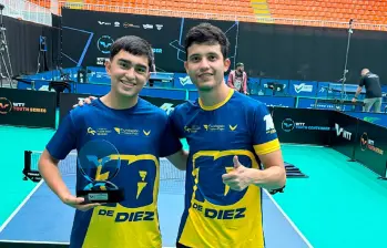 Emanuel Otálvaro y su entrenador Juan Camilo Giraldo tras obtener el título en Brasil. FOTO CORTESÍA