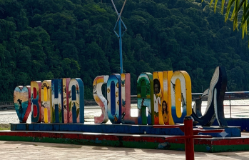 El plan comenzó en Bahía Solano en 2025 y se extendió a Nuquí este 2026, como parte de una estrategia de Alpina para ampliar el acceso a productos lácteos y refrigerados en comunidades de difícil acceso. Foto: Alejandra Zapata
