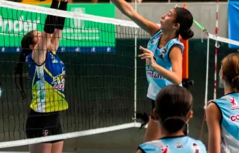 Las integrantes del equipo de Amazonas (azul), se disfrutan cada uno de los partidos que han disputado en el Yesid Santos de Medellín. FOTO JULIO CÉSAR HERRERA 