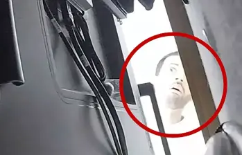 Este es Abdulrahman Alfozan, el ingeniero que habría estado espiando a ejecutivos de OpenAI. El ingeniero fue captado cuando estaba mirando el dispositivo de grabación que instaló. FOTO: Cortesía Departamento de Justicia de EE.UU.